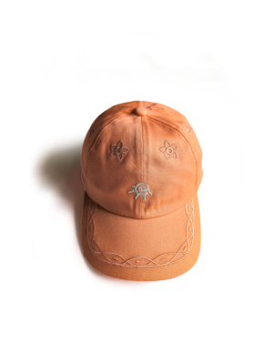 La casquette aux motifs ardéchois